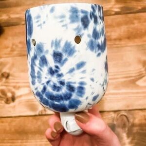 BRAND NEW SCENSTY MINI WARMER comes with free bar!